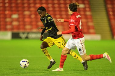 Manchester United takımından Bendito Mantato, 21 Ekim 2025 'te Oakwell, Barnsley, İngiltere' de oynanan The Vertu Trophy Group D maçında topu aldı. 
