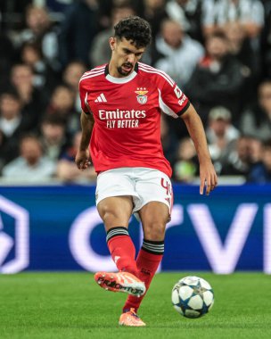 Benfica 'dan Toms Araujo UEFA Şampiyonlar Ligi Maçı sırasında 8 Newcastle United' ın Benfica 'ya karşı St. James' s Park, Newcastle, 21 Ekim 2025 