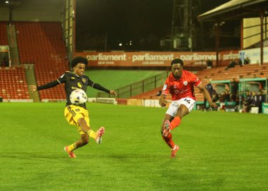 Barnsley 'den Nathanael Ogbeta, 21 Ekim 2025 tarihinde Oakwell, Barnsley, Birleşik Krallık' ta oynanan The Vertu Trophy Group D maçında topu çaprazlıyor. 
