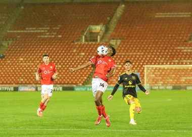 Barnsley 'den Nathanael Ogbeta, 21 Ekim 2025' te İngiltere 'nin Oakwell kentinde oynanan The Vertu Trophy Group D maçında topu kontrol ediyor. 