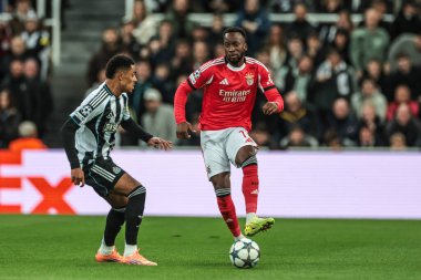 Benfica 'dan Dodi Lukebakio, UEFA Şampiyonlar Ligi Maçı' nda pas veriyor. 8 Newcastle United 'ın 3' üncü maçında Benfica, St. James 's Park, Newcastle, İngiltere, 21 Ekim 2025 
