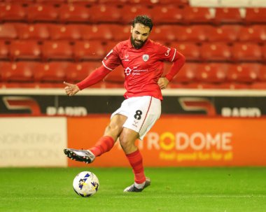 Barnsley 'den Adam Phillips, The Vertu Trophy Group D maçında pas veriyor. Barnsley, Manchester United U21' e karşı Oakwell, Barnsley, Birleşik Krallık 'ta, 21 Ekim 2025. 