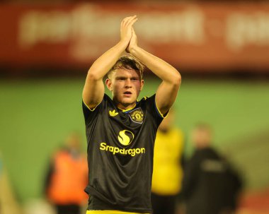 Manchester United 'dan Finley McAllister, 21 Ekim 2025' te Oakwell, Barnsley, İngiltere 'de oynanan The Vertu Trophy Group D maçında son ıslık çaldıktan sonra taraftarları alkışlıyor. 