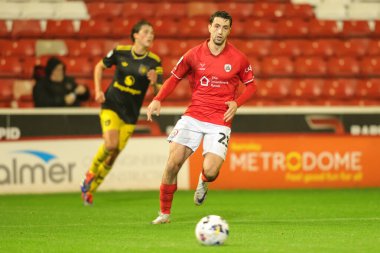 Barnsley 'den Neil Farrugia, İngiltere' nin Oakwell kentinde 21 Ekim 2025 'te oynanan The Vertu Trophy Group D maçında pas veriyor. 