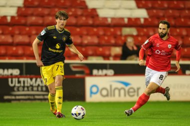 Manchester United takımından Daniel Armer, 21 Ekim 2025 'te Oakwell, Barnsley' de Manchester United U21 'e karşı oynanan The Vertu Trophy Group D maçında pas verdi.
