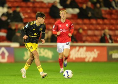 Manchester United takımından Gabriele Biancheri, İngiltere 'nin Oakwell kentinde 21 Ekim 2025' te oynanan The Vertu Trophy Group D maçında pas verdi. 