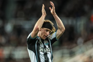 Newcastle United takımından Anthony Gordon, UEFA Şampiyonlar Ligi Maç Maçı 'nda takımını alkışlıyor. 8 Newcastle United' ın Benfica 'ya karşı St. James' s Park, Newcastle, İngiltere, 21 Ekim 2025 