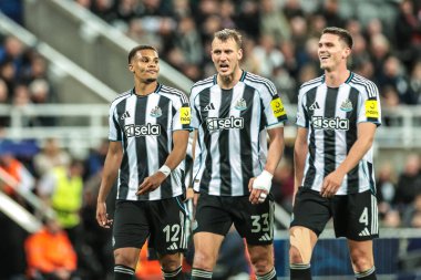 Newcastle United 'dan Malick Thiaw, Newcastle United' tan Dan Burn ve Newcastle United 'dan Sven Botman UEFA Şampiyonlar Ligi maçından sonra 8 Newcastle United' dan 3 'üncü maç Benfica' ya karşı St. James 's Park, Newcastle, İngiltere 