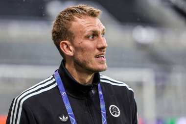 Newcastle United takımından Dan Burn, UEFA Şampiyonlar Ligi maçında 8 Newcastle United ile Benfica maçında 21 Ekim 2025 'te St. James' s Park, Newcastle 'a geldi. 