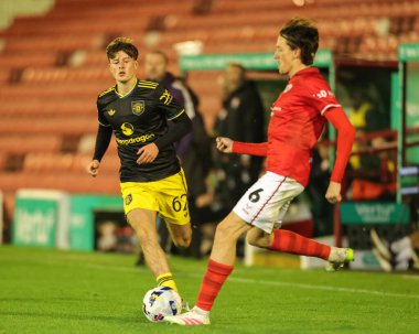 Barnsley 'li Mael de Gevigney, 21 Ekim 2025 tarihinde İngiltere' nin Oakwell kentinde oynanan The Vertu Trophy Group D maçında pas veriyor. 