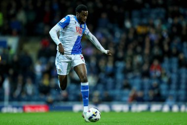 Blackburn Rovers takımından Ryan Alebiosu 21 Ekim 2025 'te Blackburn, İngiltere' deki Ewood Park 'ta oynanan Blackburn Rovers - Sheffield United maçında topu ayaklarının dibine aldı. 