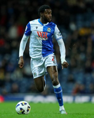 Blackburn Rovers takımından Ryan Alebiosu 21 Ekim 2025 'te Blackburn, İngiltere' deki Ewood Park 'ta oynanan Blackburn Rovers - Sheffield United maçında topu ayaklarının dibine aldı. 