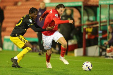 Barnsley 'li Mael de Gevigney, 21 Ekim 2025' te İngiltere 'nin Oakwell kentinde oynanan The Vertu Trophy Group D maçında topu bırakıyor. 