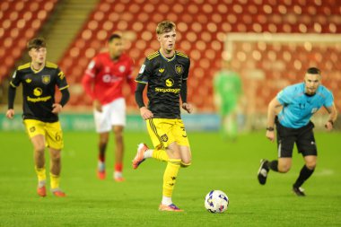 Manchester United takımından Tyler Fletcher, 21 Ekim 2025 'te Oakwell, Barnsley, Birleşik Krallık' ta oynanan The Vertu Trophy Group D maçında topa vuruyor. 