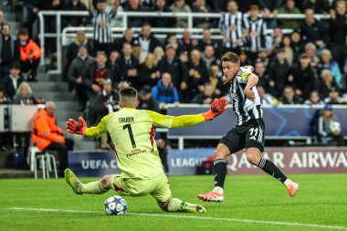 Newcastle United takımından Harvey Barnes, UEFA Şampiyonlar Ligi maçında 3-0 önde. 8 Newcastle United, Benfica 'ya karşı St. James' s Park, Newcastle, İngiltere, 21 Ekim 2025 