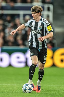 Newcastle United takımından Anthony Gordon, UEFA Şampiyonlar Ligi maçında 8 Newcastle United ile Benfica maçında 21 Ekim 2025 'te St. James' s Park, Newcastle 'da karşı karşıya geldi. 