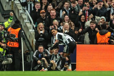 Newcastle United takımından Anthony Gordon, UEFA Şampiyonlar Ligi Maçı 'nda 1-0 kazanma hedefini kutluyor. 8 Newcastle United, Benfica' ya karşı St. James 's Park, Newcastle, İngiltere, 21 Ekim 2025 
