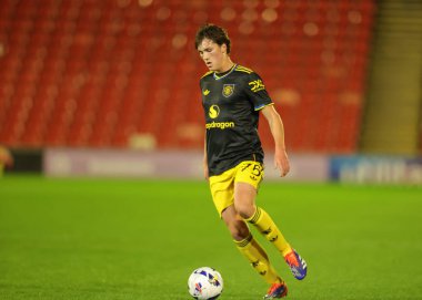 Manchester United takımından Daniel Armer, The Vertu Trophy Group D maçında Manchester United U21 'e karşı Oakwell, Barnsley, Birleşik Krallık' ta 21 Ekim 2025 