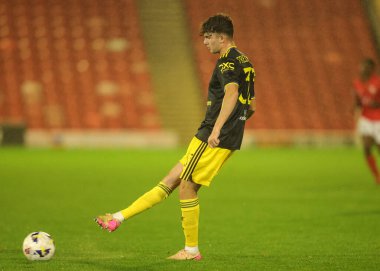 Manchester United takımından Tyler Fredricson, 21 Ekim 2025 'te Oakwell, Barnsley' de Manchester United U21 'e karşı oynanan The Vertu Trophy Group D maçında pas attı. 
