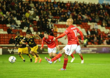 Barnsley 'den David McGoldrick, 21 Ekim 2025' te Oakwell, Barnsley, İngiltere 'de oynanan The Vertu Trophy Group D maçında 1-1 öne geçmek için penaltı aldı. 
