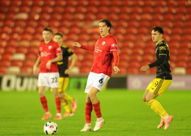 Barnsley 'li Mael de Gevigney, 21 Ekim 2025 tarihinde İngiltere' nin Oakwell kentinde oynanan The Vertu Trophy Group D maçında pas veriyor. 