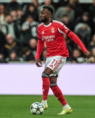 Benfica 'dan Dodi Lukebakio UEFA Şampiyonlar Ligi Maçı sırasında 8 Newcastle United' ın Benfica 'ya karşı St. James' s Park, Newcastle, 21 Ekim 2025 