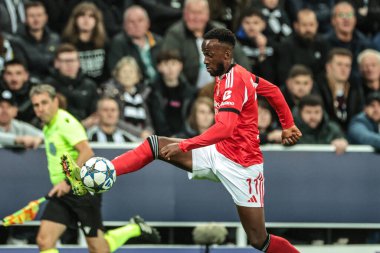 Benfica 'dan Dodi Lukebakio, UEFA Şampiyonlar Ligi Maçı' nda topu kontrol ediyor. 8 Newcastle United 'ın 3' üncü maçında Benfica, St. James 's Park, Newcastle, İngiltere, 21 Ekim 2025 
