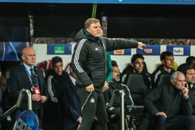 Newcastle United takımının teknik direktörü Eddie Howe takım talimatlarını UEFA Şampiyonlar Ligi maçında verir. 8 Newcastle United 'ın 3' üncü maçında St. James 's Park, Newcastle, İngiltere, 21 Ekim 2025 
