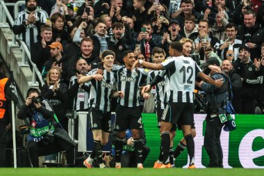 Newcastle United takımından Anthony Gordon, UEFA Şampiyonlar Ligi Maçı 'nda 1-0 kazanma hedefini kutluyor. 8 Newcastle United, Benfica' ya karşı St. James 's Park, Newcastle, İngiltere, 21 Ekim 2025 