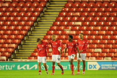 Barnsley 'den David McGoldrick, 21 Ekim 2025' te Oakwell, Barnsley, İngiltere 'de oynanan The Vertu Trophy Group D maçında 3-2' lik galibiyetini kutluyor. 
