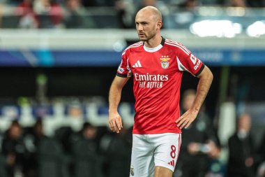 Benfica 'dan Fredrik Aursnes UEFA Şampiyonlar Ligi Maçı sırasında 8 Newcastle United ile Benfica St. James' s Park, Newcastle, 21 Ekim 2025 