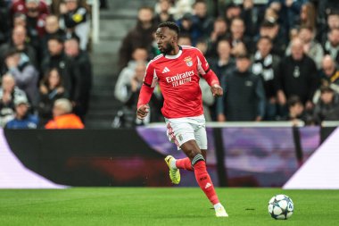 Benfica 'dan Dodi Lukebakio UEFA Şampiyonlar Ligi Maçı sırasında 8 Newcastle United' ın Benfica 'ya karşı St. James' s Park, Newcastle, 21 Ekim 2025 