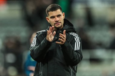 Newcastle United 'dan Bruno Guimares, UEFA Şampiyonlar Ligi Maçı' ndan sonra taraftarları alkışlıyor. 8 Newcastle United, Benfica 'ya karşı St. James' s Park, Newcastle, İngiltere, 21 Ekim 2025 