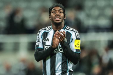 Newcastle United 'tan Anthony Elanga, UEFA Şampiyonlar Ligi Maçı' ndan sonra taraftarları alkışlıyor. 8 Newcastle United, Benfica 'ya karşı St. James' s Park, Newcastle, İngiltere, 21 Ekim 2025 