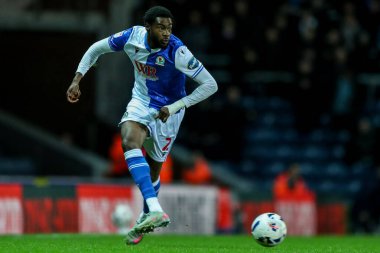 Blackburn Rovers takımından Ryan Alebiosu 21 Ekim 2025 'te Ewood Park, Blackburn' de oynanan Blackburn Rovers-Sheffield United maçında pas verdi. 