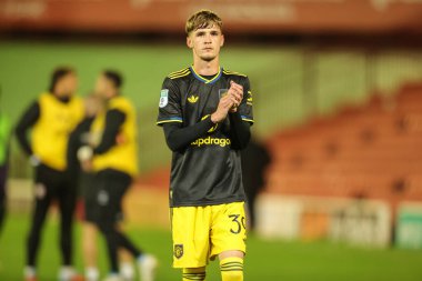 Manchester United takımından Tyler Fletcher, İngiltere 'nin Oakwell kentinde oynanan The Vertu Trophy Group D maçında son düdük çaldıktan sonra taraftarları alkışlıyor. 