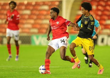 Barnsley 'den Nathanael Ogbeta ve Manchester United' dan Yuel Helafu, 21 Ekim 2025 'te Oakwell, Barnsley, Birleşik Krallık' ta oynanan Vertu Galibiyet Grubu D karşılaşmasında top için savaştılar. 