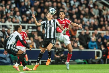 Newcastle United 'dan Lewis Miley ve Benfica' dan Richard Rios, UEFA Şampiyonlar Ligi Maçı 'nda 8 Newcastle United, Benfica' ya karşı St. James 's Park, Newcastle, İngiltere, 21 Ekim 2025 