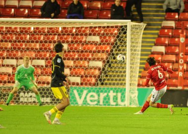 Barnsley 'li Mael de Gevigney, İngiltere' nin Oakwell kentinde oynanan The Vertu Trophy Group D-Barnsley - Manchester United U21 maçında gol atarken görülüyor. 