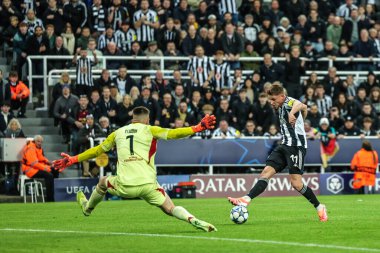 Newcastle United takımından Harvey Barnes, UEFA Şampiyonlar Ligi Maçı 'nda 2-0 önde. 8 Newcastle United' ın 3 'üncü maçında St.James' s Park, Newcastle, İngiltere, 21 Ekim 2025 'de Benfica' ya karşı. 