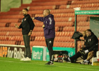 Manchester United takımının teknik direktörü Manchester United, Oakwell, Barnsley 'de oynanan D Grubu maçında takım talimatlarını veriyor. 