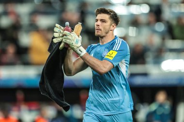 Newcastle kalecisi Nick Pope, UEFA Şampiyonlar Ligi Maçı 'nda 8 Newcastle United ile Benfica maçında 21 Ekim 2025' te St. James 's Park, Newcastle, İngiltere' de oynanan karşılaşmada Newcastle taraftarlarını alkışlıyor. 