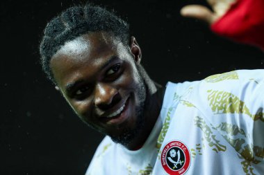 Sheffield United takımından Femi Seriki, 21 Ekim 2025 'te İngiltere' nin Blackburn kentinde Sheffield United 'a karşı oynanan Sky Bet Şampiyonası karşılaşmasında ısınıyor.