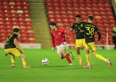 Barnsley 'den Neil Farrugia, Birleşik Krallık Oakwell' de Manchester United U21 'e karşı oynanan The Vertu Trophy Group D maçında 21 Ekim 2025' te 
