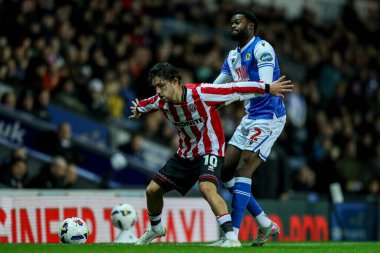 Sheffield United takımından Callum O 'Hare 21 Ekim 2025' te Blackburn 'de Blackburn Rovers' a karşı Blackburn Rovers maçında Ryan Alebiosu 'yu yere serdi. 