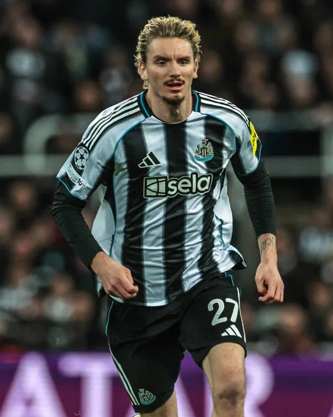 Newcastle United takımından Nick Woltemade, UEFA Şampiyonlar Ligi maçında 8 Newcastle United ile Benfica maçında 21 Ekim 2025 'te St. James' s Park, Newcastle 'da karşı karşıya geldi. 