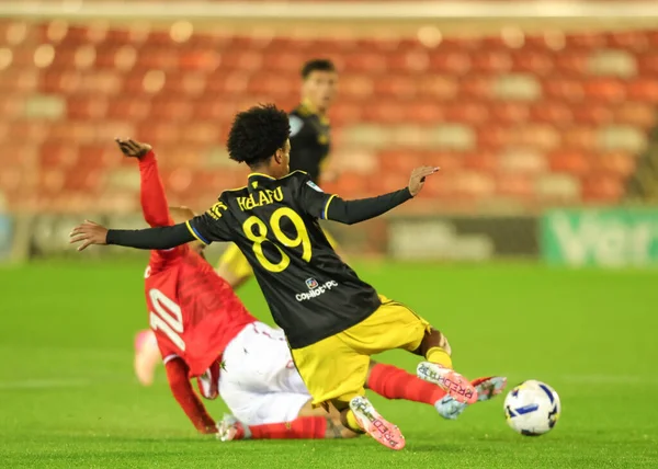 Manchester United 'dan Yuel Helafu, Barnsley' den David McGoldrick tarafından oynanan The Vertu Trophy Group D maçında Manchester United U21 'e karşı Oakwell, Barnsley, İngiltere, 21 Ekim 2025 