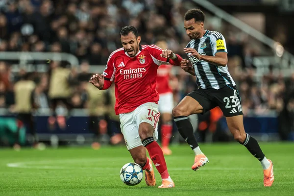 Benfica 'dan Evangelos Pavlidis ve Newcastle United' dan Jacob Murphy, UEFA Şampiyonlar Ligi Maçı 'nda top için mücadele ettiler. 8 Newcastle United, Benfica' ya karşı St. James 's Park, Newcastle, İngiltere, 21 Ekim 2025 