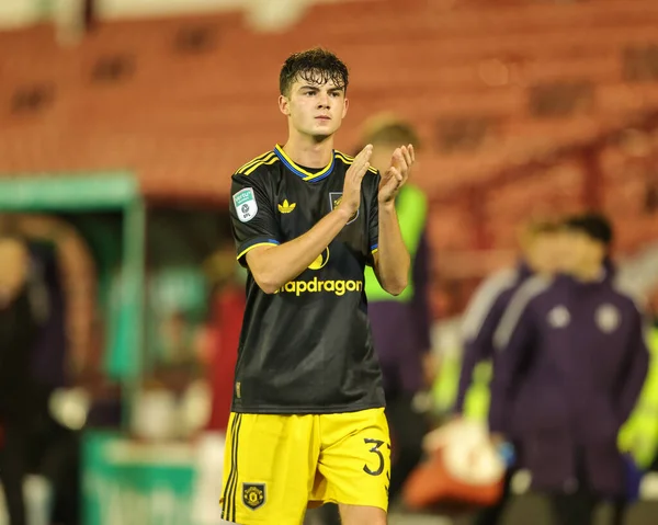 Manchester United takımından Tyler Fredricson, The Vertu Trophy Group D maçında son ıslık çaldıktan sonra taraftarları alkışlıyor. Barnsley, Manchester United U21 'e karşı Oakwell, Barnsley, İngiltere, 21 Ekim 2025 