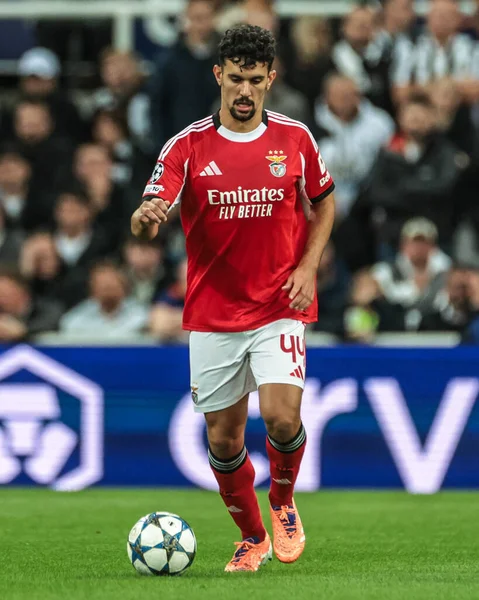 Benfica 'dan Toms Araujo UEFA Şampiyonlar Ligi Maçı sırasında 8 Newcastle United' ın Benfica 'ya karşı St. James' s Park, Newcastle, 21 Ekim 2025 